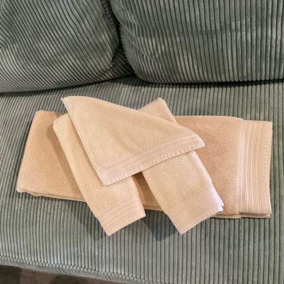 Towel Set - Picture 1 of 5